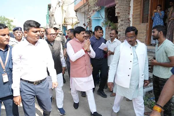 उज्जैन की एक गली में अधिकारियों और जनप्रतिनिधियों के साथ पैदल चलते मुख्यमंत्री डॉ. मोहन यादव