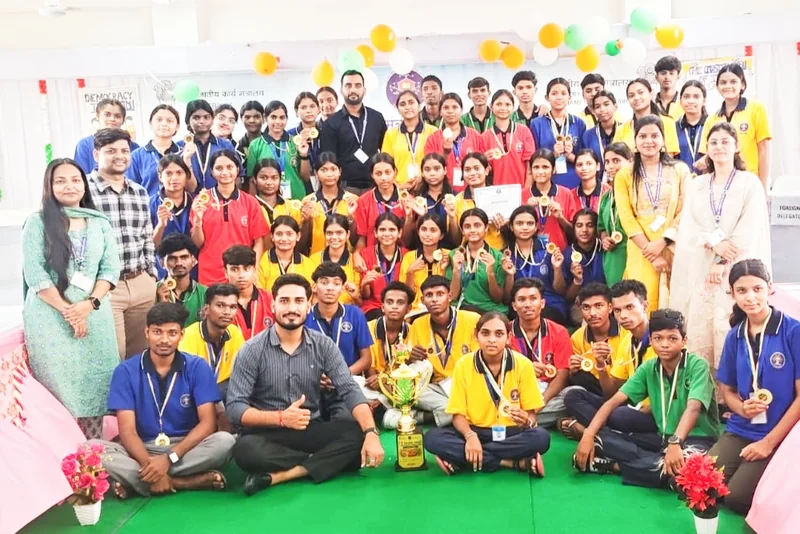 "युवा संसद" की जोन स्तरीय प्रतियोगिता में एकलव्य विद्यालय रोशनी ने प्रथम स्थान प्राप्त किया