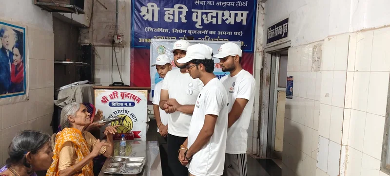 युवाओं ने वृद्धाश्रम में बांटा अपनापन, वरिष्ठजनों की सेवा कर सीखे जीवन के मूल्य