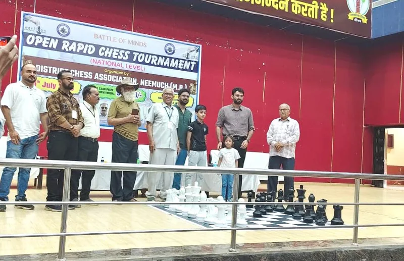 राष्ट्रीय ओपन रैपिड शतरंज प्रतियोगिता का कलेक्टर ने पहली चाल चलकर किया शुभारंभ