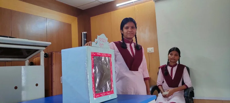 माता शबरी कन्या शिक्षा परिसर में गठित हुई बाल कैबिनेट, छात्राओं ने सीखा लोकतंत्र का व्यवहारिक पाठ