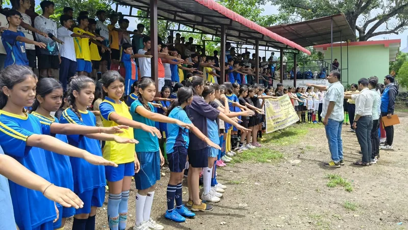 खेल मैदान से युवाओं ने लिया नशा मुक्त जीवन का संकल्प फुटबॉल प्रतियोगिता के दौरान खिलाड़ियों को दिलाई गई नशा…