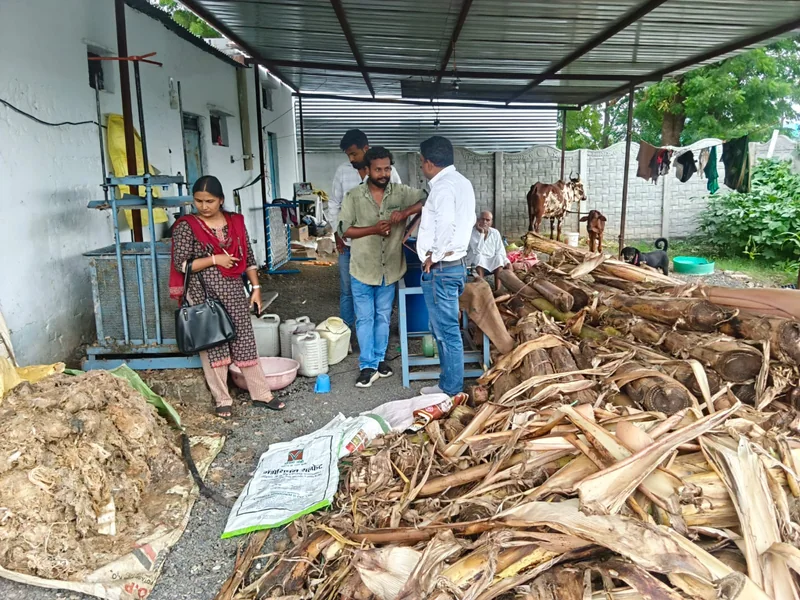 जिले में नवाचार अंतर्गत केले के तने से रेशा निकालना