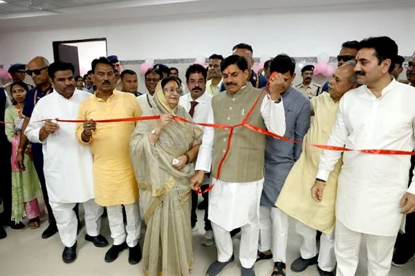 प्रदेश के एक नए अस्पताल भवन की आधिकारिक तस्वीर। यह 33 कॉलेजों का समूह चित्र नहीं है।